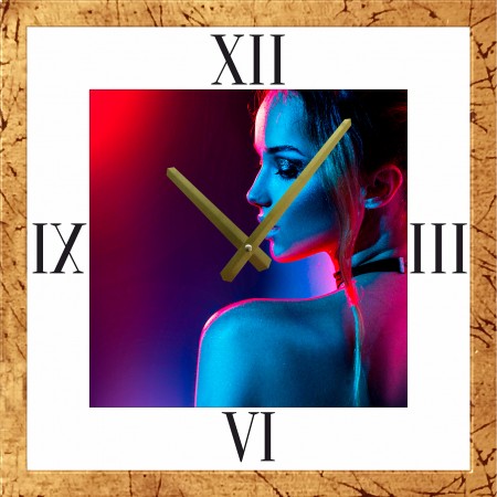 Часы с паспарту в золотом багете 50х50 ЧБС(1000)